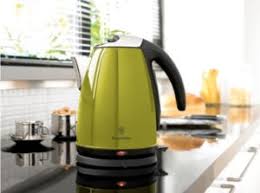 Kettle içerisindeki kireç hem suyun geç ısınmasına hem de suyun bardağa kireçli bir şekilde gelmesine neden oluyor. Yeni Su Isiticisi Plastik Kokuyor Kullanmadan Once Ne Yapmali
