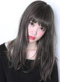 1 毛束感をカットで 2 頭を卵型にし 3 スキバサミを使わずに毛先を重めに馴染ませ 4 カットでダメージを削除 の４つで ルーズで外国人風 無造作なくせ毛風は完成 ナチュラルとハイトーンの間 ハーフブリーチ で赤 黄メラニンを取り除きます ヘアー