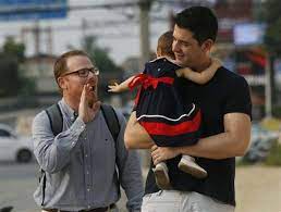 Tailandia: Padres gays y madre sustituta luchan por custodia