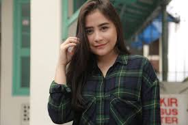 Video ini membuat aktris prilly latuconsina menyayangkan hal tersebut. Prilly Latuconsina Dengan Sangat Hormat Semua Yang Bermarga Latu Bisa Memaafkan Halaman All Kompas Com