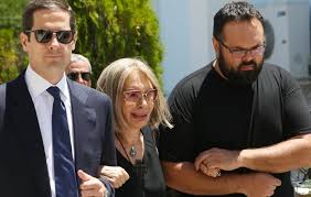 Τώρα μένω σε τέσσερα σπίτια στην ουσία. Rakos H Rika Dialyna Katerreyse Sthn Khdeia Toy Syzygoy Ths Mononews