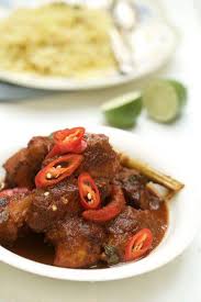 Antara menu dalam nasi ambeng merupakan lauk ayam. Facebook