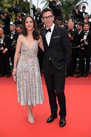 Actress bérénice bejo was born in buenos aires, the daughter of silvia de paoli, a lawyer, and miguel bejo, a filmmaker. Berenice Bejo En Valentino Avec Michel Hazanavicius Cannes 2016 Blake Lively Affiche Sa Grossesse Sur Le Tapis Rouge Du Bon Gros Geant Elle