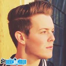 Nam diễn viên sân khấu Aj Knight