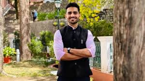 UPSC Success Story: किसान के बेटे ने हिंदी मीडियम से पास किया UPSC, 18वीं रैंक हासिल कर बना IAS