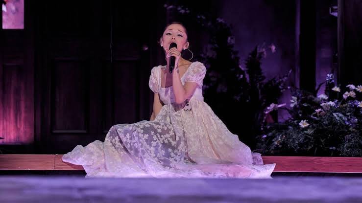 Ariana Grande leaves problems at home as her tour hits the UK - AOL