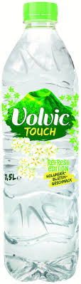 Das wird in den bergen der auvergne bei volvic aus brunnen gewonnen und abgefüllt, wie jedes das wasser dort ist aufgrund des vulkangesteins sehr weich und diese vulkane siehst du glaube ich. Https Www Xn Basargetrnke Ocb De Volvic Holunderblueten Geschmack