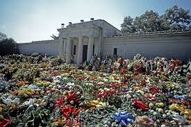 The devastating loss of the star was felt across the world and more than 30,000 fans arrived at the … Details Of Elvis Presley S Funeral