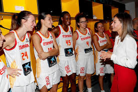 La selección femenina de baloncesto de españa es el equipo formado por jugadoras de nacionalidad española que representa a españa a través de la federación española de baloncesto que la dirige, en las competiciones internacionales organizadas por la federación internacional de baloncesto (fiba) y el comité olímpico internacional (coi). La Reina Letizia Celebra El Triunfo De La Seleccion Femenina De Baloncesto Magazinespain Com Baloncesto Femenino Baloncesto Reina Letizia