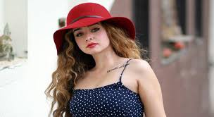 كشفت الفنانة هنا الزاهد عن موعد عرض مسلسلها حلوة الدنيا سكر أولى بطولاتها التليفزيونية. Ù‡Ù†Ø§ Ø§Ù„Ø²Ø§Ù‡Ø¯ ØªÙƒØ´Ù Ø·Ø¨ÙŠØ¹Ø© Ø¹Ù„Ø§Ù‚ØªÙ‡Ø§ Ø¨Ù‡Ø´Ø§Ù… Ø¬Ù…Ø§Ù„ ÙƒÙ„Ø§Ù… Ø§Ù„Ù†Ø§Ø³