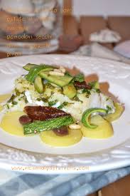 Per preparare i filetti di merluzzo al forno con pomodorini e patate dovrete innanzitutto ripulire il pesce e ottenere i filetti di merluzzo, che dovrete poi riporre all'interno di una terrina ed irrorare con del succo di limone, sale e pepe. Merluzzo E Patate E Verdure Saltate Ricami Di Pastafrolla
