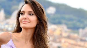 Get the latest news about angelina jolie. Antzelina Tzoli Giati Niw8ei Akoma 8ymo Gia Ton Mprant Pit Zox Gr