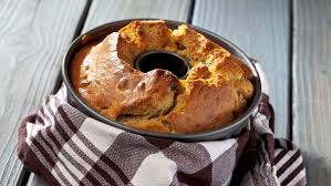 Kleinere kuchen mit schokocreme wie ein deckel auf das loch. Backtipp Wie Bekomme Ich Meinen Kuchen Am Besten Aus Der Form Rezepte Wir In Bayern Br Fernsehen Fernsehen Br De