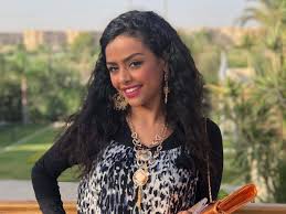 أسماء أبو اليزيد من أب من القاهرة و أم من الشرقية كانت أسماء تحب التمثيل من صغرها، إلا أنه لم يكن متاحًا لها في المدرسة، لعدم وجود مسرح مدرسي، ولكنه أتيح لها في الكلية، فالتحقت به، من السنة الأولى، من خلال اتيليه المسرح. Ø£Ø³Ù…Ø§Ø¡ Ø£Ø¨Ùˆ Ø§Ù„ÙŠØ²ÙŠØ¯ ØªØ¸Ù‡Ø± Ù…Ø¹ Ø´Ù‚ÙŠÙ‚Ø§ØªÙ‡Ø§ Ù„Ù„Ù…Ø±Ø© Ø§Ù„Ø£ÙˆÙ„Ù‰ ÙˆØ§Ù„Ø¬Ù…Ù‡ÙˆØ± Ø£Ø¬Ù…Ù„ Ù…Ù†Ùƒ Ù…Ø¬Ù„Ø© Ø§Ù„Ø¬Ù…ÙŠÙ„Ø©