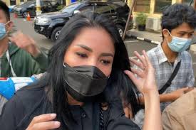 Sidang mediasi perceraian nindy ayunda dan askara parasady harsono yang seharusnya digelar ikuti update perceraian nindy ayunda dari pengadilan agama jakarta selatan, rabu (3/2) hanya di. Nindy Ayunda Gugat Cerai Suami Setelah 9 Tahun Menikah