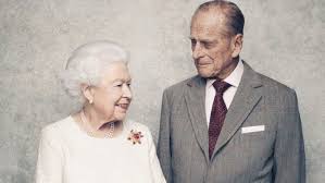 El príncipe felipe, marido de la reina isabel ii del reino unido, falleció hoy a los 99 años, informó el palacio de buckingham. Z3tudosc8ni0nm
