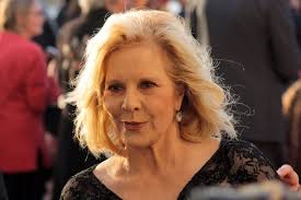 Iskretzben, 1944. augusztus 15-én született Sylvie Vartan bolgár  származású, anyai részről magyar gyökerekkel is rendelkező francia énekesnő  és színésznő. Az 1960-as években vált ismertté és népszerűvé, mint a yé-yé  stílus egyik legaktívabb