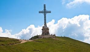 Crucea eroilor neamurilor, cunoscută în limba cotidian drept „crucea de pe caraiman, a fost, încă din momentul finalizării lucrărilor de execuţie, o construcţie comparabilă ca realizare inginerească şi simbolistică, cu. Ceremonii Religioase Cu Ocazia Implinirii A 90 De Ani De La Ridicarea Crucii De Pe Caraiman Europa Fm