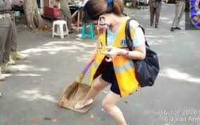 Dulunya tukang sapu jalanan, sekarang menjadi prajurit tni berprestasi dan menjadi juara lari di yonkav 1 bcc!!! Langgar Psbb Wanita Cantik Ini Kena Sanksi Sosial Akibat Risi Saat Dihukum Sapu Jalanan