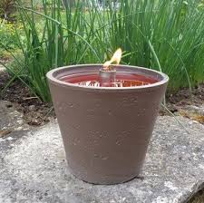 Die Popularitat Von Sogenannten Schmelzfeuern Nimmt Drastisch Zu Noch Vor Einem Jahr Konnte Mit Dem Begriff Kaum Jeman Schmelzfeuer Gartenfackel Alte Kerzen