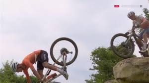 De nederlander wilde graag naar japan om het parcours op de mountainbike voor volgend jaar alvast te verkennen, maar rijdt in plaats daarvan op de weg. 1wwhbm801sdldm