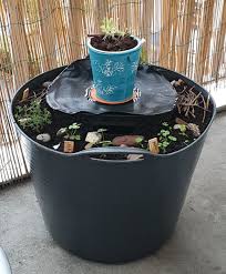 Diy Fabrication D Un Composteur Pour Balcon Fait Maison Un Potager Composteur Sans Vers Avec Des Plantes Aromatiques Et Legume Planter Pots Diy Planters