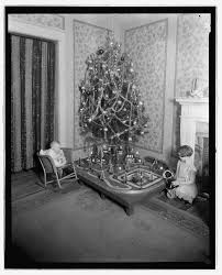 Christmas Tree Decorations 1910 It S Not 1920 S But Close Enough Vintage Christmas Photos Vintage Christmas Vintage Christmas Tree