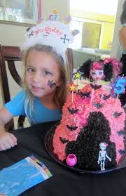 Monster High Draculaura Birthday Cake Made Without The Doll Cake Mold Use 1 Bundt Pan 3 Layer Cake Pans 1 Cupca Doll Cake How To Make Cake 3 Layer Cakes