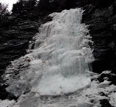 Valul miresei sau cascada rachitele este situata pe valea stanciului, in muntii apuseni. Cascada Valul Miresei Si Povestea Ei Fermecatoare