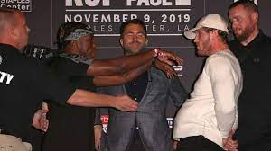 Miniminter reacts to logan paul face to face with floyd mayweather. Logan Paul Turns Ksi Fight Press Conference Into A Math Quiz Dazn News Us