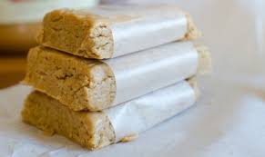 Les Barres De Proteines Au Beurre D Arachides Parfaites Pour Les Gens Actifs Sans Cuisson Recipe Peanut Butter Recipes Easy Healthy Snacks Recipes Easy Meals