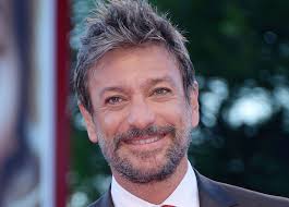 Nella puntata del 01.12.2015 come ogni martedi' ospiti le rubriche. Sergio Assisi I 45 Anni Dello Scugnizzo Piu Amato Del Cinema E Della Fiction