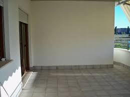 Affittiamo stanza arredata a latina centro, a studentesse o lavoratrici, ospitata in un appartamento con 4 camere da letto, 2 bagni, cucina, angolo lavanderia, ripostiglio e balcone. Foto 2 Latina Scalo Appartamento Con Garage E Giardino A Latina In Affitto