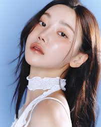 아련한 #윤광메이크업 💙🩵🤍 𝑆𝐻𝐴𝐷𝑂𝑊 @hince_official #힌스트루디멘션래디언스밤 dawn ray  𝐶𝐻𝐸𝐸𝐾 @inglot_cosmetics #잉글롯AMC페이스리퀴드블러쉬 95 figgy cheek 𝐿𝐼𝑃  @clio_official #클리오크리스탈글램틴트 07모던코랄베이지