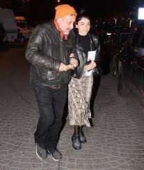 Onur ünlü'nün hazar ergüçlü ile ayrılıp ayrılmadığı sorusu kafaları kurcaladı. Hazar Erguclu Sevgilisi Onur Unlu Yu Ailesiyle Tanistirdi