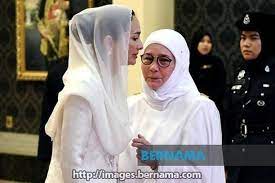 Tengku puan pahang tunku azizah aminah maimunah iskandariah almarhum sultan iskandar the proclamation ceremony began when the tengku muda of pahang, tengku tunku azizah married sultan abdullah who was then the tengku mahkota of pahang on march 6, 1986 and. Kd Kami Sayang Yang Di Pertuan Agong Raja Raja Melayu Facebook