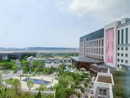 The lives of rock star with ties to the occult and a young rookie kid who idolizes him collide through their broken homes built by the music business. Paradise City Resort The Hot Spot Near Incheon International Airport
