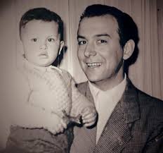 Feliz Día a todos los padres, en especial al mío. Ese que transformó mi  vida para siempre cuando me hizo de un solo color y me heredó una pasión  eterna. Sé que,