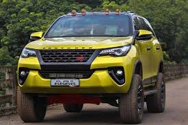 Ce Toyota Fortuner Modifie Est Appele Le Fantome Jaune Et A Juste Titre Toyota Moteur Diesel Voitures Musclees