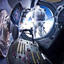 Internationale bekanntheit erlangte er mit dem stratosphärensprung red bull stratos. Baumgartner Bereitet Sich Auf Sprung Aus 36 Km Hohe Vor Der Spiegel