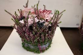 Sie hatte sich umgezogen und trug ein dünnes, seidenes, eng anliegendes kleid. 47 Erika Ideen Blumengestecke Herbst Dekoration Grabschmuck Allerheiligen