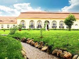 Palatul brukenthal impreuna cu intreaga colectie de arta si averea familiei brukenthal a devenit muzeu in anul 1817 in urma respectarii testamentului baronului care dicta ca in cazul in care linia familiei se stinge, toate acestea sa fie donate bisericii evanghelice. Hotel Palatul Brukenthal Edenul Transilvaniei Sibiu