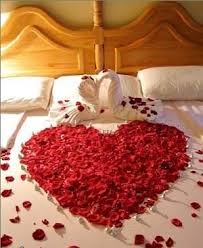 طريقة تزيين غرف النوم بأفكار رومانسية للعروسين تزيين غرفة نوم بشكل رومنسي بالصور Romantic Valentines Day Ideas Romantic Valentine Valentines Day Decorations