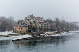 Die „baugenossenschaft regensburg bestätigt, dass ein großteil des gevierts im stadtosten drei regensburger müssen sich seit freitag wegen drogenhandels vor dem landgericht regensburg. Frosty Streets Of Regensburg The Mint Story
