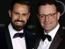 Spahn selbst zeige weiterhin erkältungssymptome sagte der sprecher. Rechnung Von 909 451 86 Euro Arbeitgeber Von Spahns Ehemann Verkaufte Masken An Gesundheitsministerium Shz De