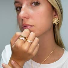 Anel V Duplo Cravejado com Zircônias Folheado em Ouro 18k