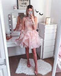 Le bal de promo approche et vous êtes encore confrontée au choix de la robe de bal car cet événement est l'un des rares qui vous permet de porter une tenue digne d'un tapis rouge. Robe Pour Bal De Promo Idees Pour Chaque Silhouette