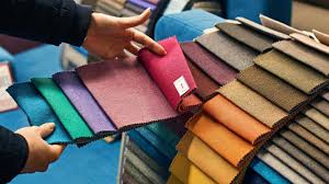 Las sillas de comedor tapizadas, están de última moda y como decíamos antes, suelen fabricarse en diversos colores como sillas tapizadas grises el teflón es un tipo de pvc que se adhiere sobre la superficie de la tela que protege, sin tapar toda la trama, esto aporta frescura porque no se retiene el. Las Mejores Telas Para Tapizar Antimanchas Antiaranazos Y Repelentes Al Agua