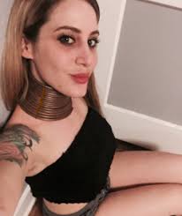 5 years after, giraffe woman finally took back power from 15 brass rings around her neck when someone asks you if you want to try out some sort of body modif. Giraffe Woman Who Stretched Her Neck For Five Years Has Finally Taken The Rings Off And It S Not What You Were Expecting Virascoop
