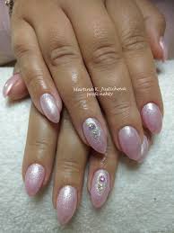 Sada obsahuje 2 štětce pro nanášení uv gelů, 4 zdobící štětce z toho oblíbený vějíř (určený pro nail art a nanášení pigmentů), zdobící kuličku. Ruzove Perletove A Swarovski Gelove Nehty Martina Facebook